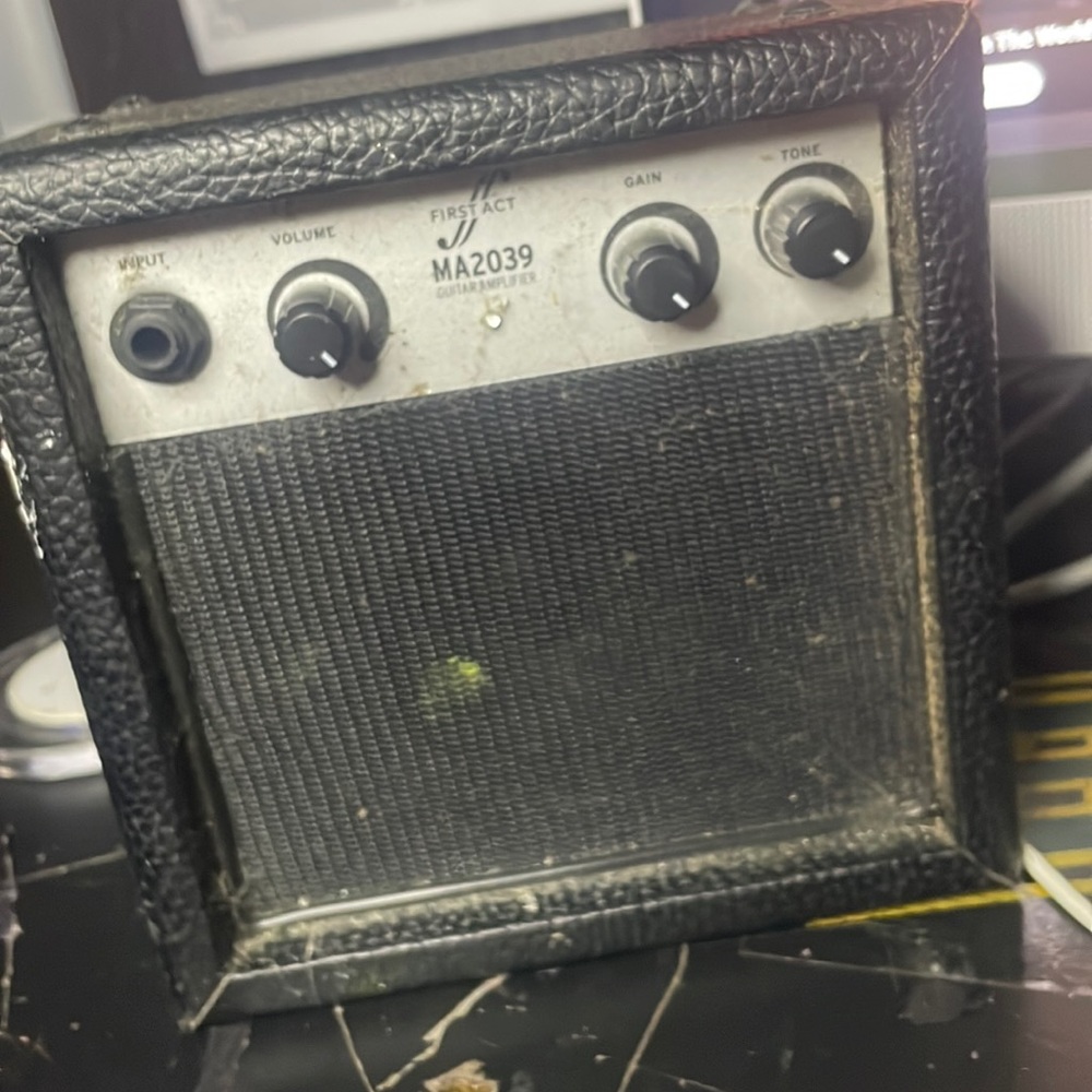 Used -FIRST ACT MA2039 GUITAR AMP-
